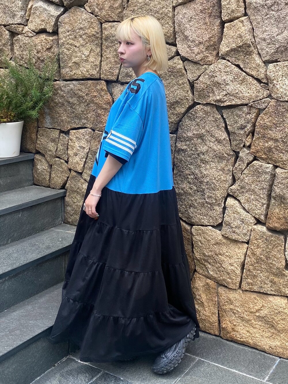 ブルー系のワンピースを着用したレディースの夏コーディネートの4枚目の写真