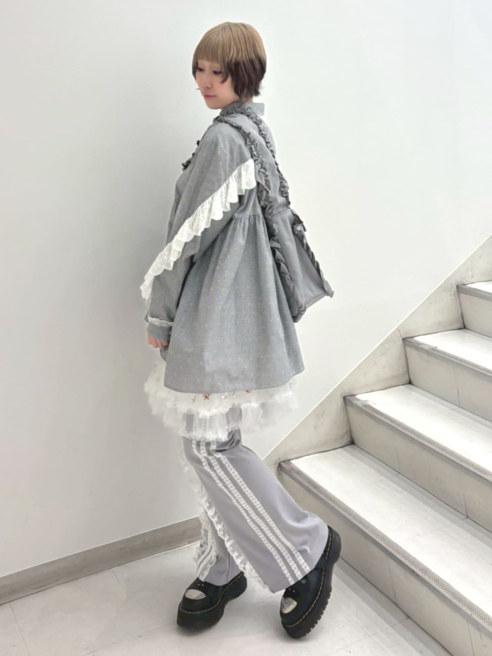 グレー系のその他パンツ、ホワイト系のスカート、グレー系のショルダーバッグを着用したレディースの春コーディネートの3枚目の写真