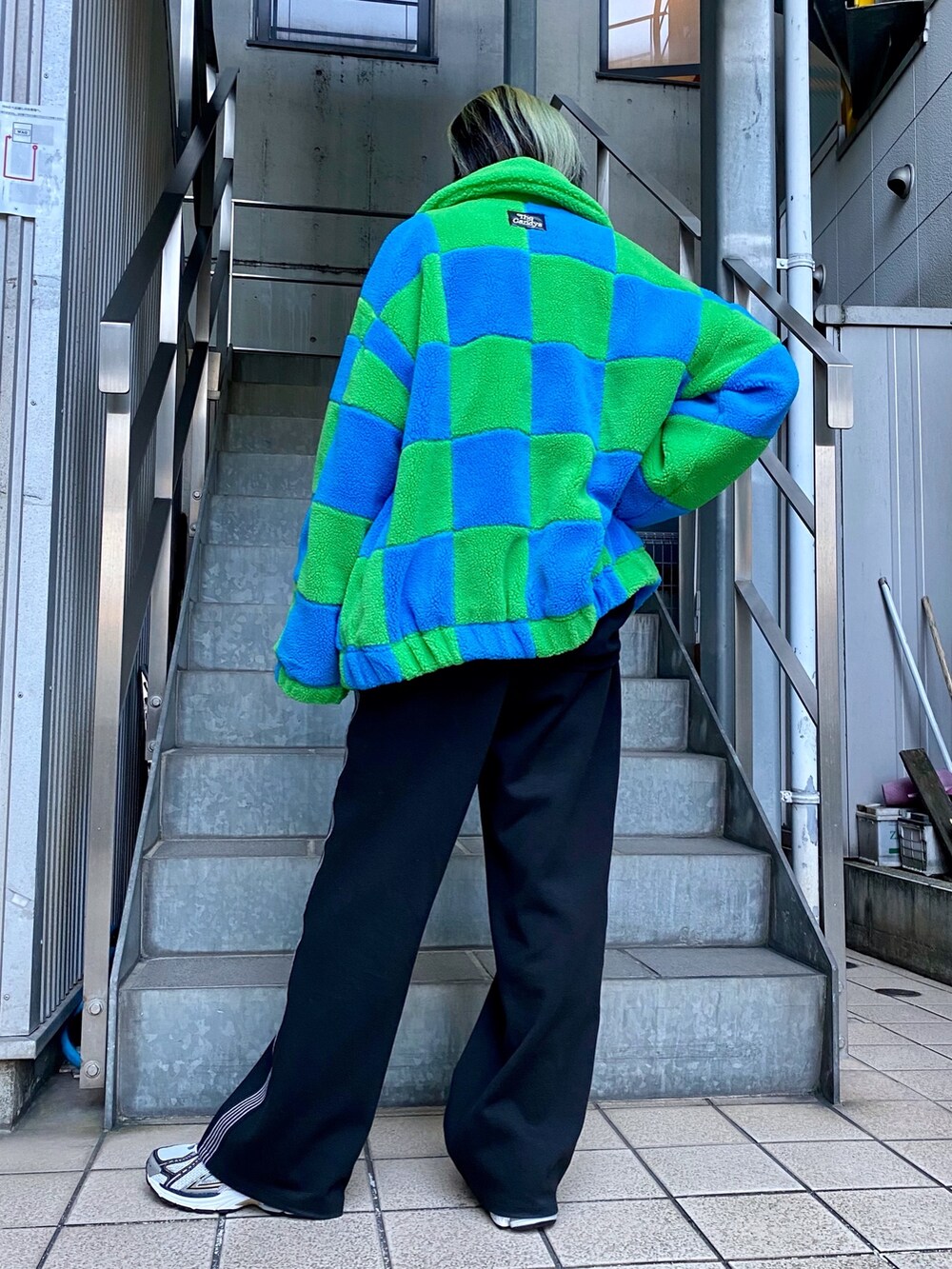 ブラック系のその他パンツ、ブラック系のTシャツ/カットソー、グリーン系のその他アウターを着用したレディースの秋コーディネートの3枚目の写真