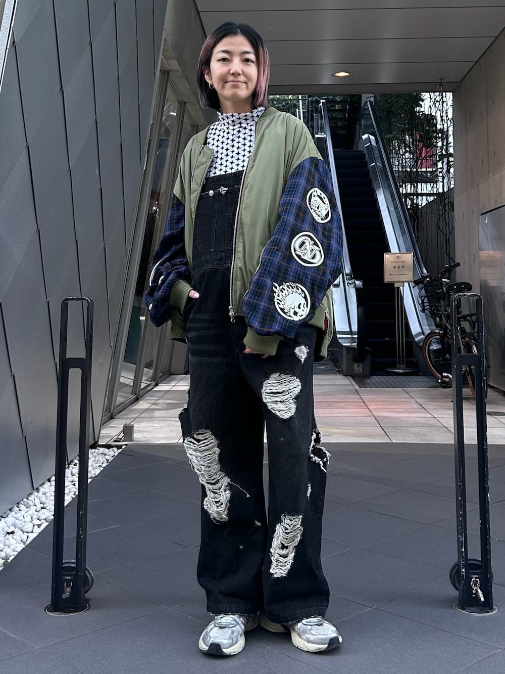 シルバー系のシューズ、ブラック系のサロペット/オーバーオール、ホワイト系のその他トップスを着用したレディースの冬コーディネートの2枚目の写真