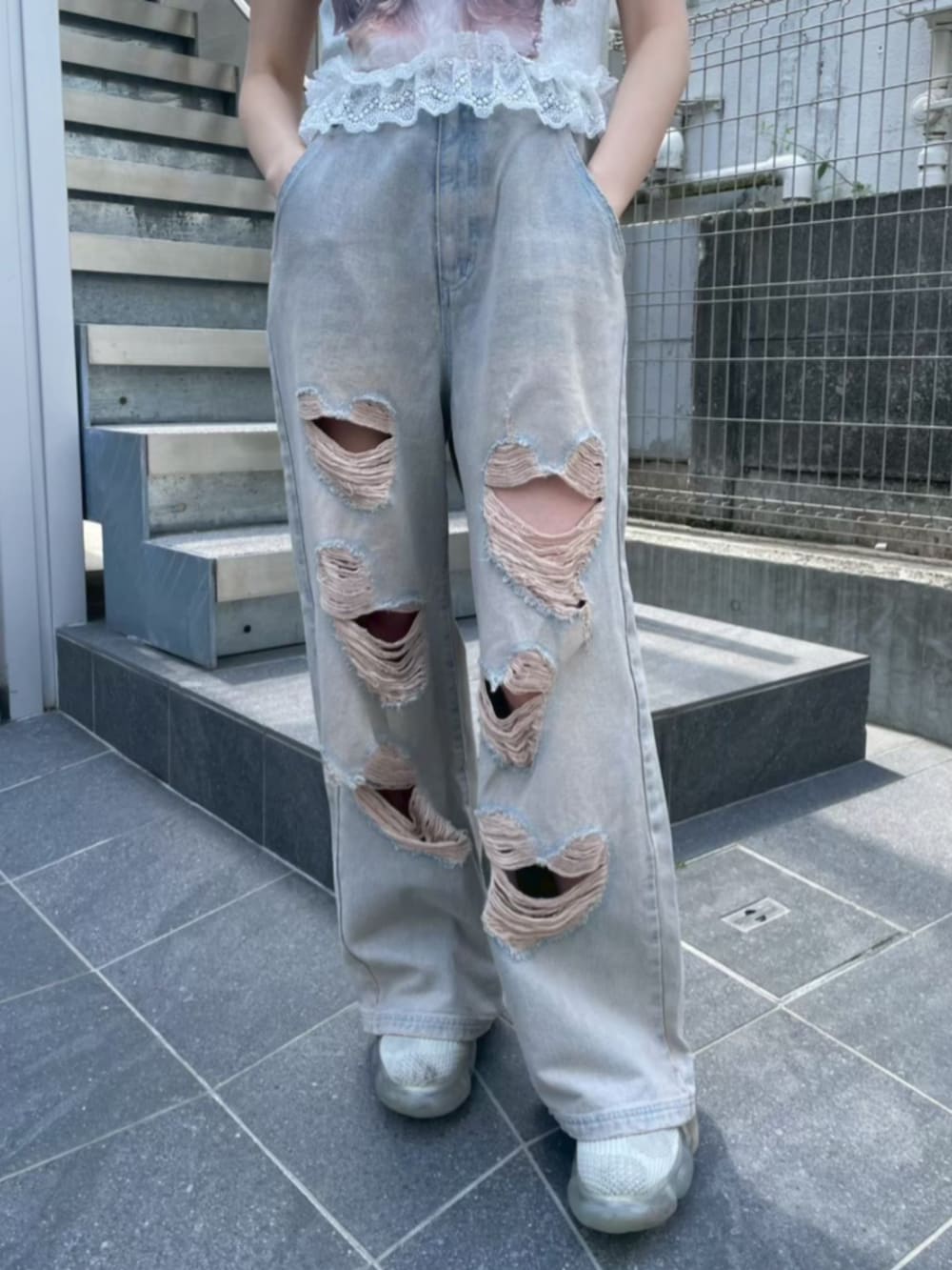 ブルー系のデニムパンツ、グレー系のTシャツ/カットソーを着用したレディースの夏コーディネートの3枚目の写真