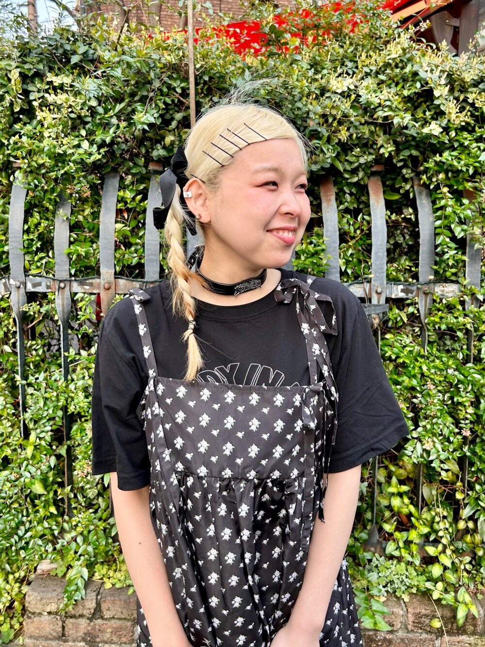 ブラック系のショルダーバッグ、ブラック系のワンピース、ブラック系のTシャツ/カットソーを着用したレディースの春コーディネートの2枚目の写真