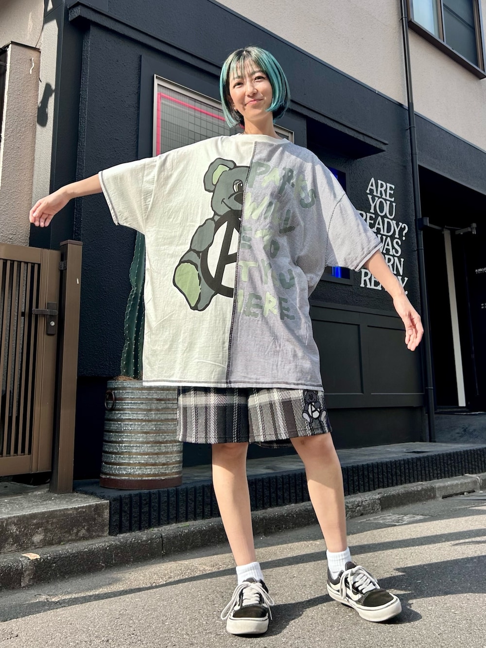 ブラック系のシューズ、ブラック系のその他パンツ、ホワイト系のTシャツ/カットソーを着用したレディースの春コーディネートの3枚目の写真