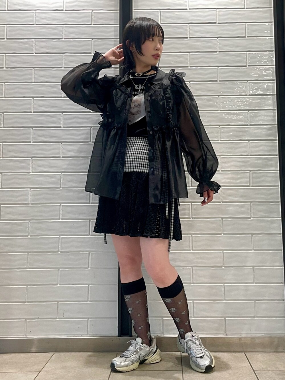 ブラック系のシャツ/ブラウス、ブラック系のTシャツ/カットソー、ブラック系のスカートを着用したレディースの春コーディネートの3枚目の写真