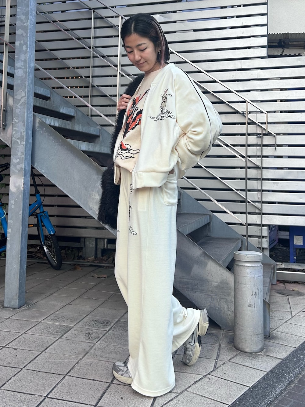 ホワイト系のその他アウター、ホワイト系のニット/セーター、ホワイト系のその他パンツを着用したレディースの冬コーディネートの3枚目の写真