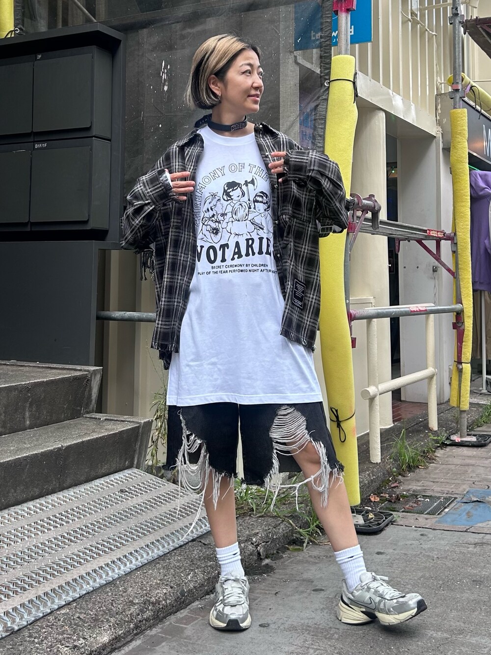 ブラック系のシャツ/ブラウス、ホワイト系のTシャツ/カットソー、ブラック系のデニムパンツを着用したレディースの夏コーディネートの3枚目の写真