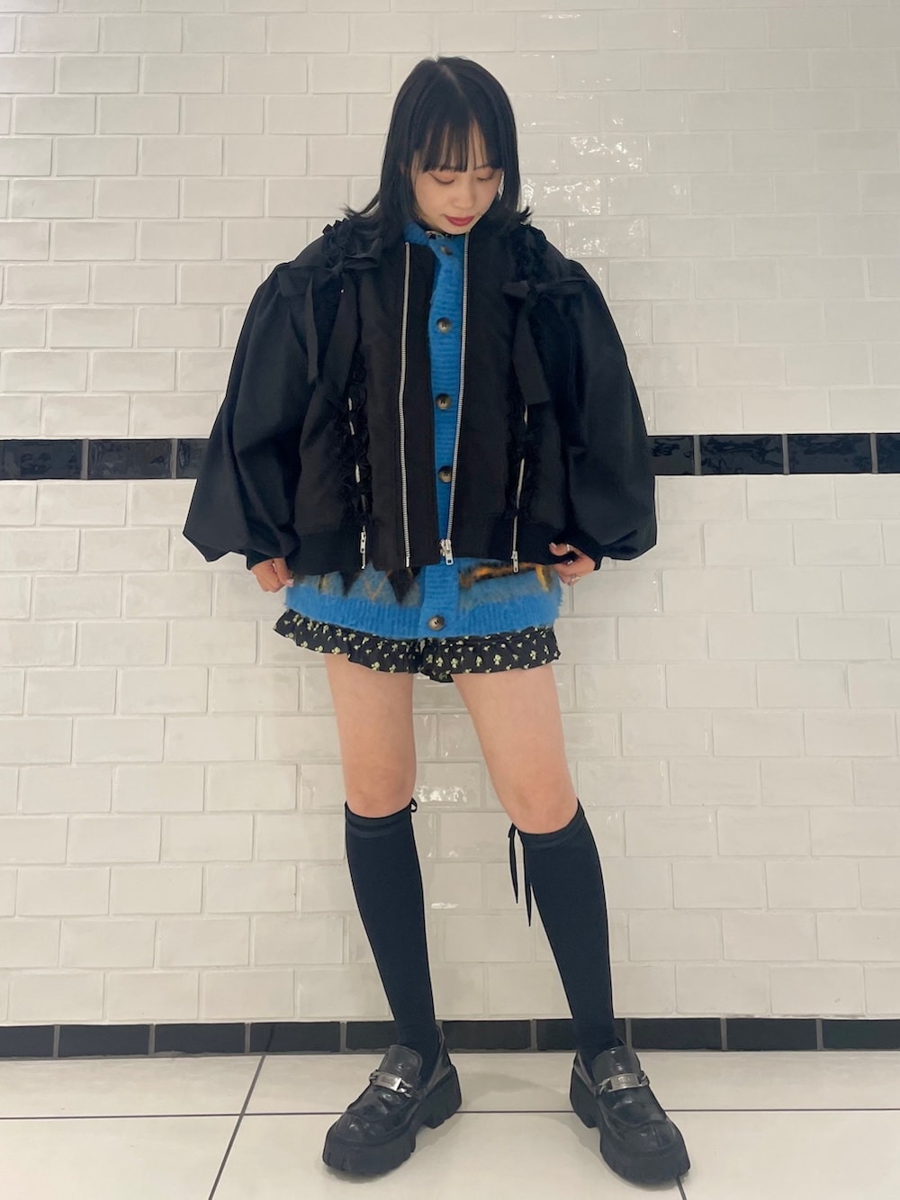 ブルー系のカーディガン/ボレロ、ブラック系のローファー、ブラック系のその他パンツを着用したレディースの冬コーディネートの2枚目の写真