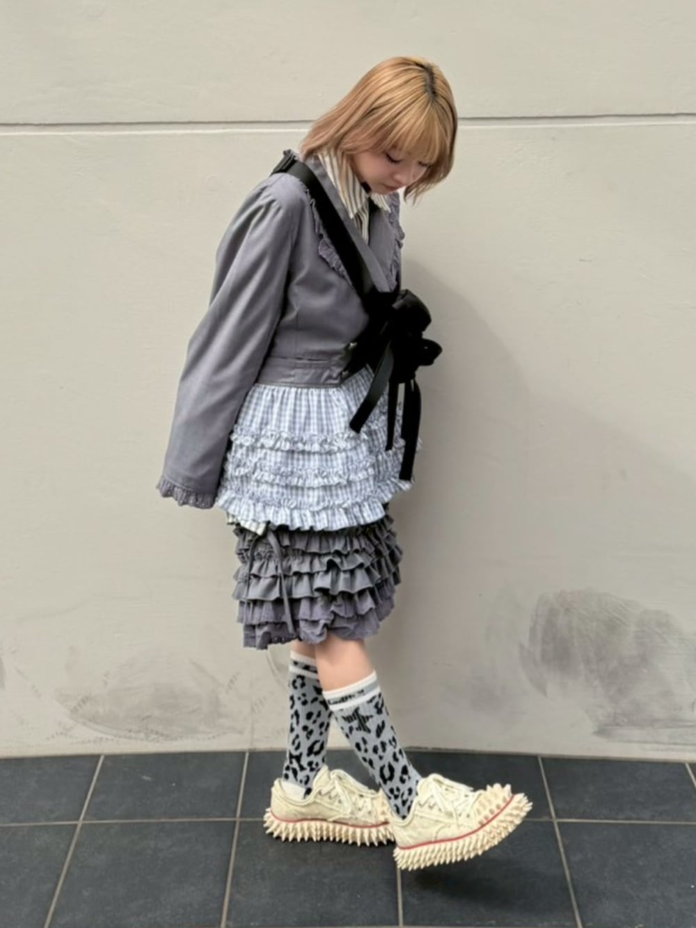 グレー系のシャツ/ブラウス、グレー系のテーラードジャケット、グレー系のその他パンツを着用したレディースの春コーディネートの3枚目の写真