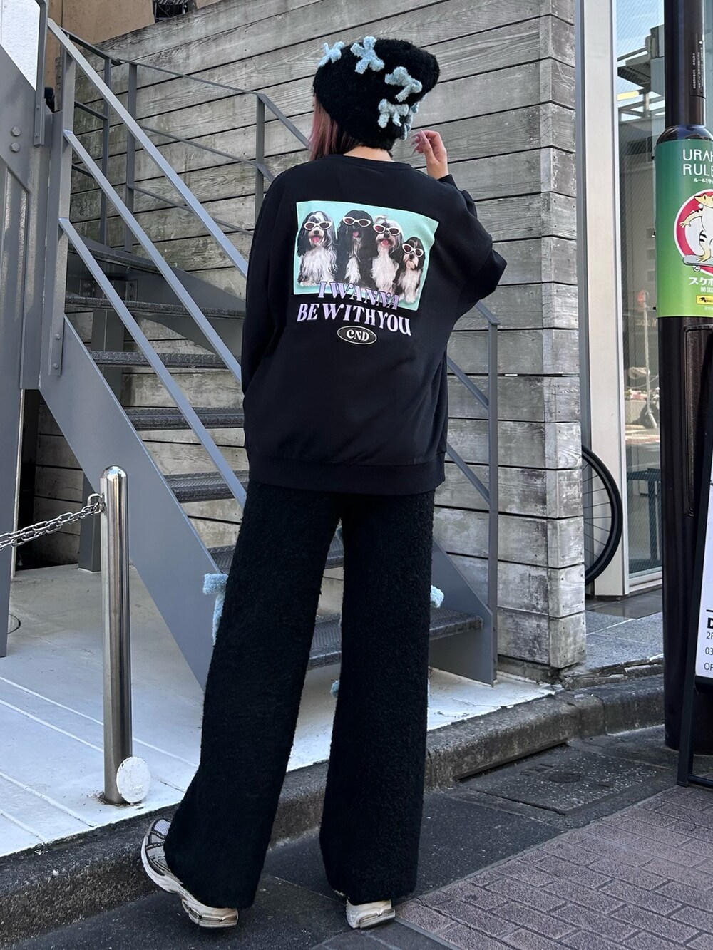 シルバー系のシューズ、ブラック系のその他パンツ、ブラック系のスウェットを着用したレディースの秋コーディネートの3枚目の写真