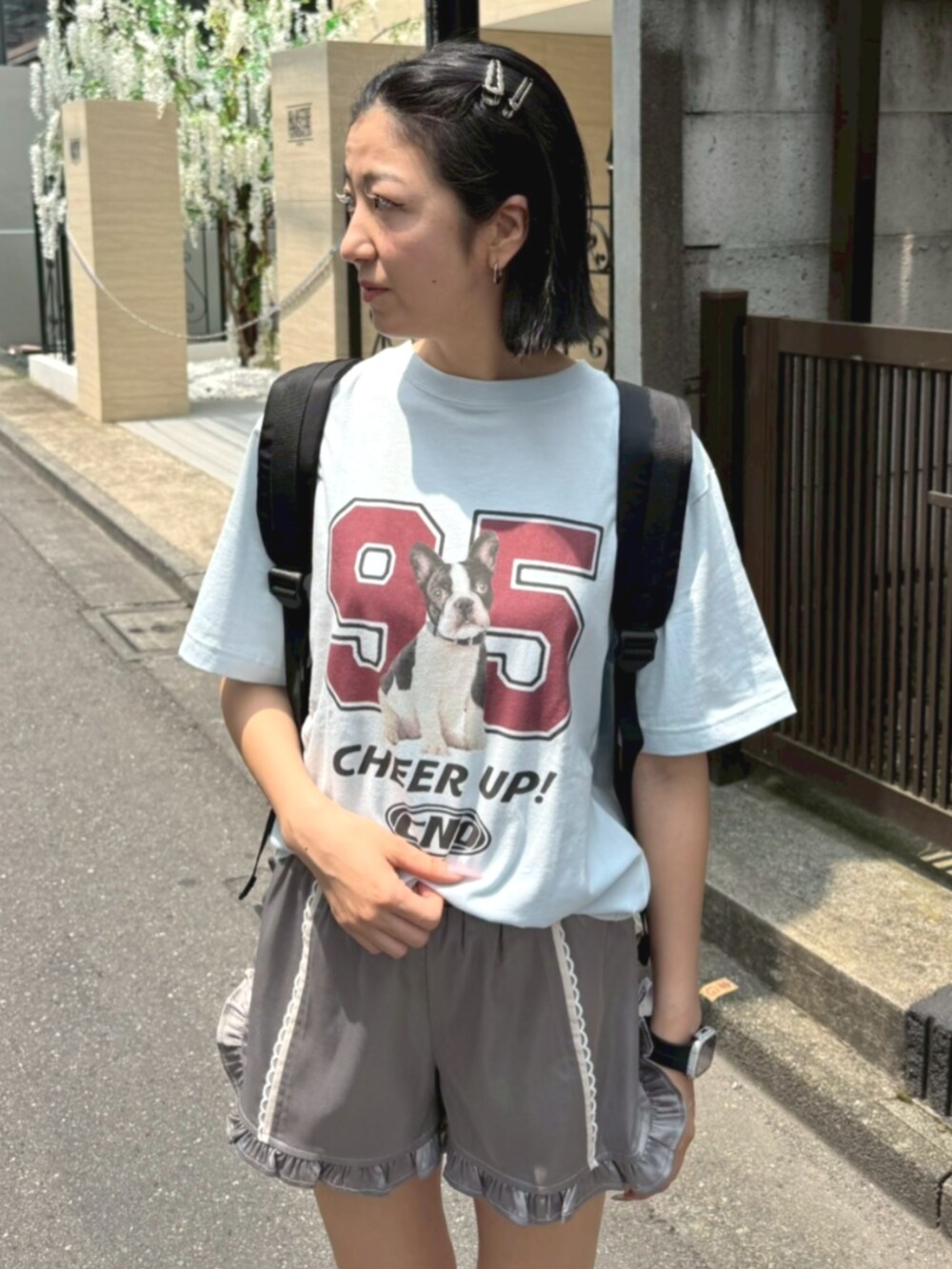 ブラック系のバックパック/リュック、ブルー系のTシャツ/カットソー、グレー系のその他パンツを着用したレディースの夏コーディネートの3枚目の写真
