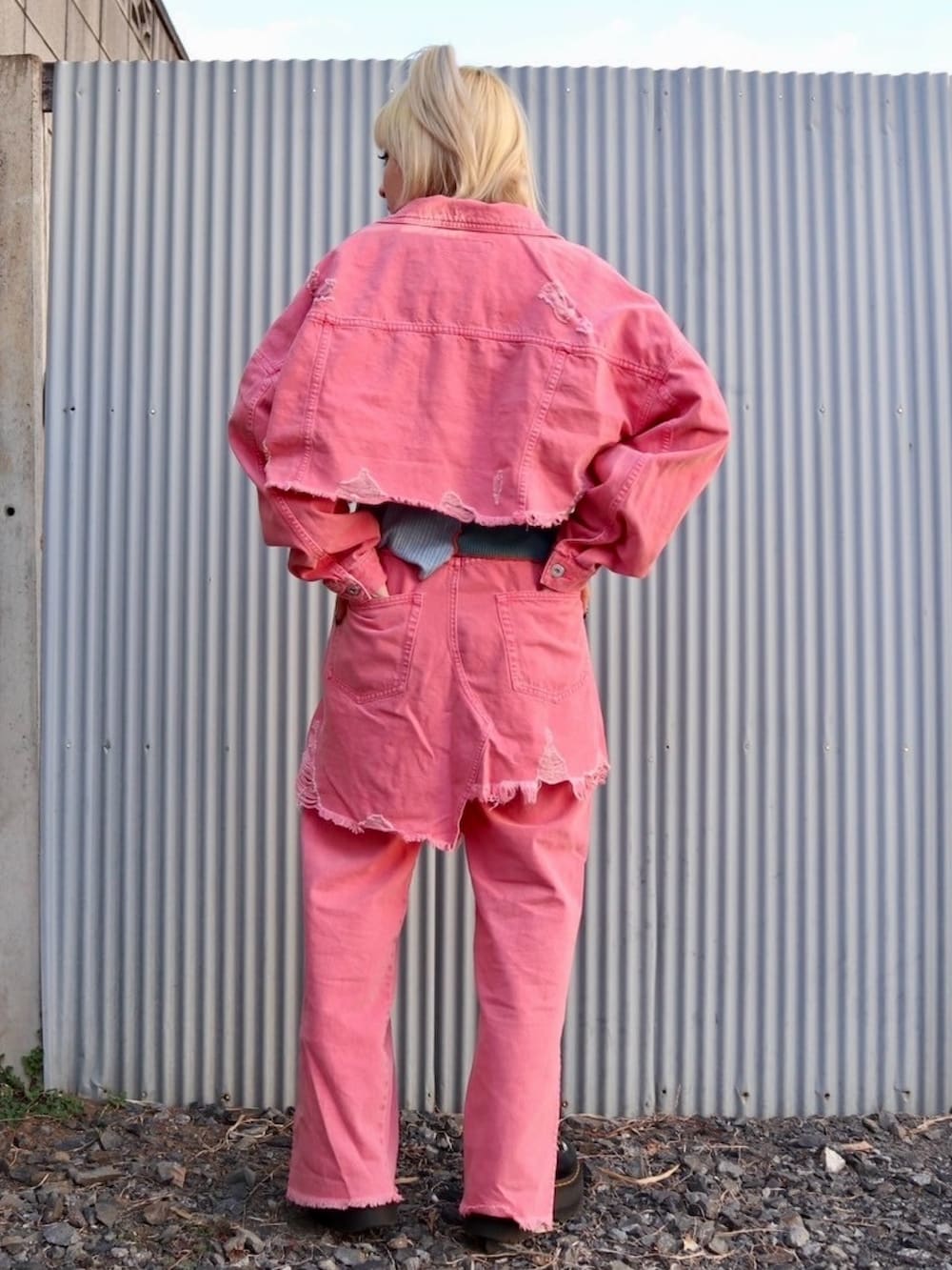 ピンク系のデニムジャケット、ブルー系のその他トップス、ピンク系のその他パンツを着用したレディースの春コーディネートの4枚目の写真