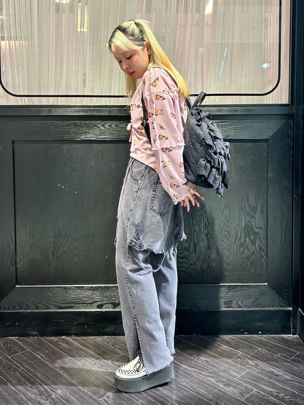 ピンク系のカーディガン/ボレロ、ピンク系のキャミソール、ブラック系のその他パンツを着用したレディースの春コーディネートの4枚目の写真