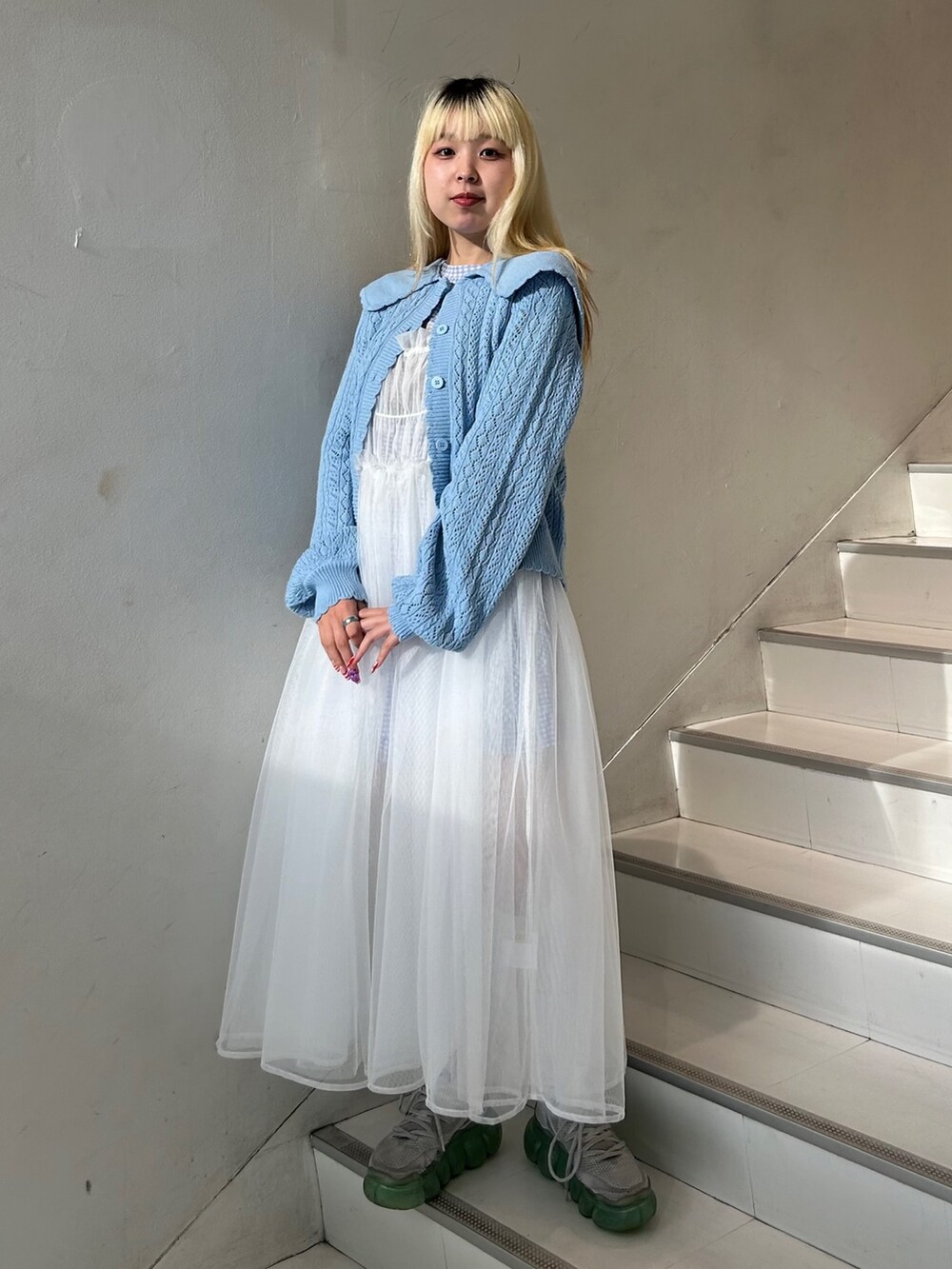 ブルー系のカーディガン/ボレロ、ホワイト系のワンピース、ブルー系のその他パンツを着用したレディースの夏コーディネートの2枚目の写真