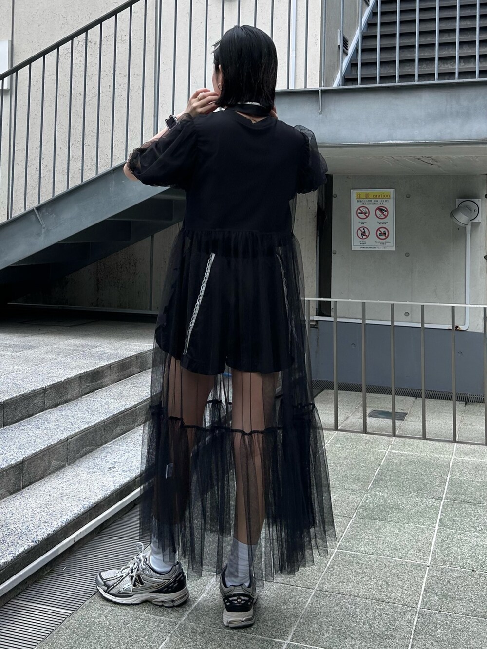 ブラック系のその他パンツ、ブラック系のTシャツ/カットソー、ブラック系のワンピースを着用したレディースの夏コーディネートの6枚目の写真