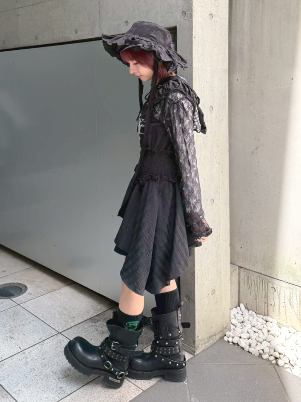 ブラック系のTシャツ/カットソー、ブラック系のワンピース、ブラック系のハットを着用したレディースの春コーディネートの3枚目の写真