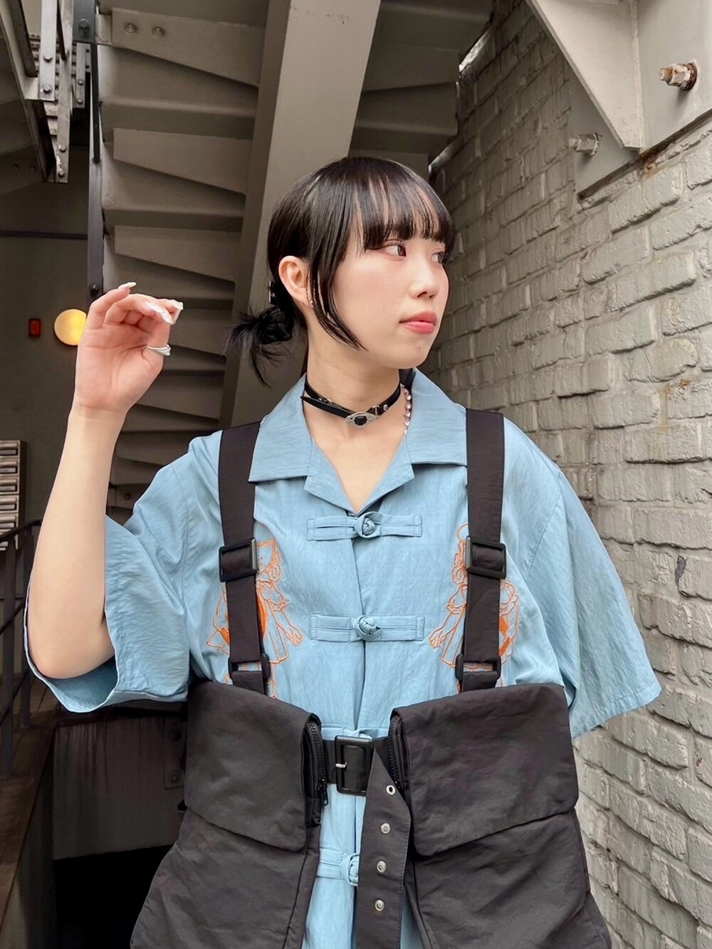 ブラック系のワンピース、ブラック系のベスト、ブルー系のシャツ/ブラウスを着用したレディースの夏コーディネートの4枚目の写真