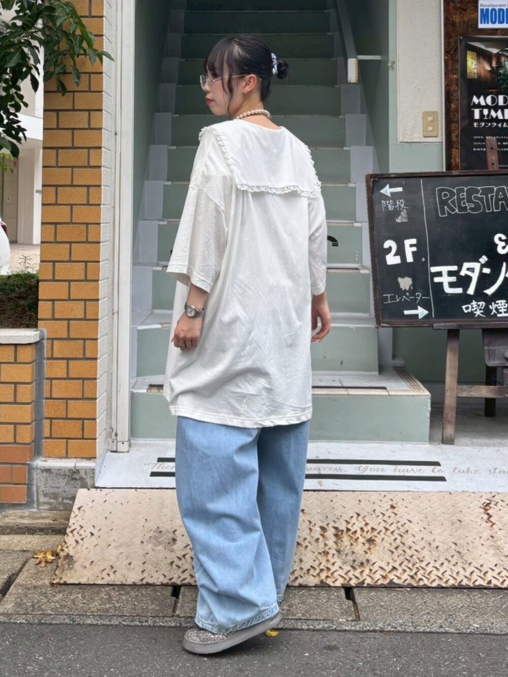 ブルー系のデニムパンツ、ホワイト系のTシャツ/カットソー、ホワイト系のTシャツ/カットソーを着用したレディースの夏コーディネートの3枚目の写真