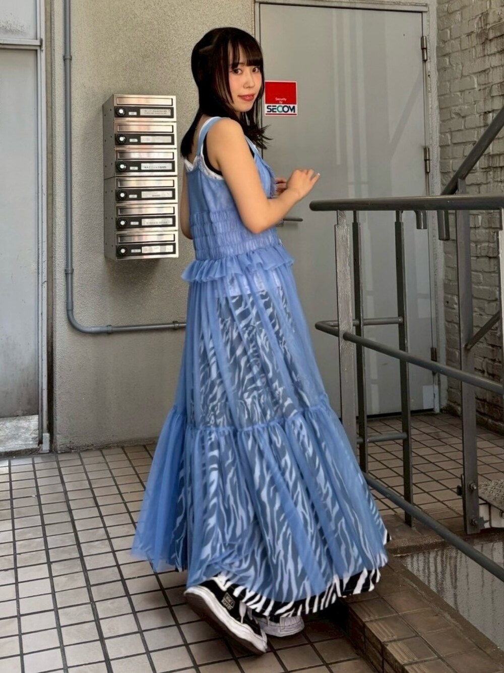 ホワイト系のスカート、ブルー系のワンピース、ホワイト系のキャミソールを着用したレディースの夏コーディネートの6枚目の写真