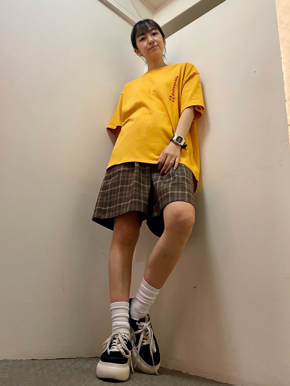 イエロー系のTシャツ/カットソー、ブラウン系のその他パンツを着用したレディースの夏コーディネートの2枚目の写真