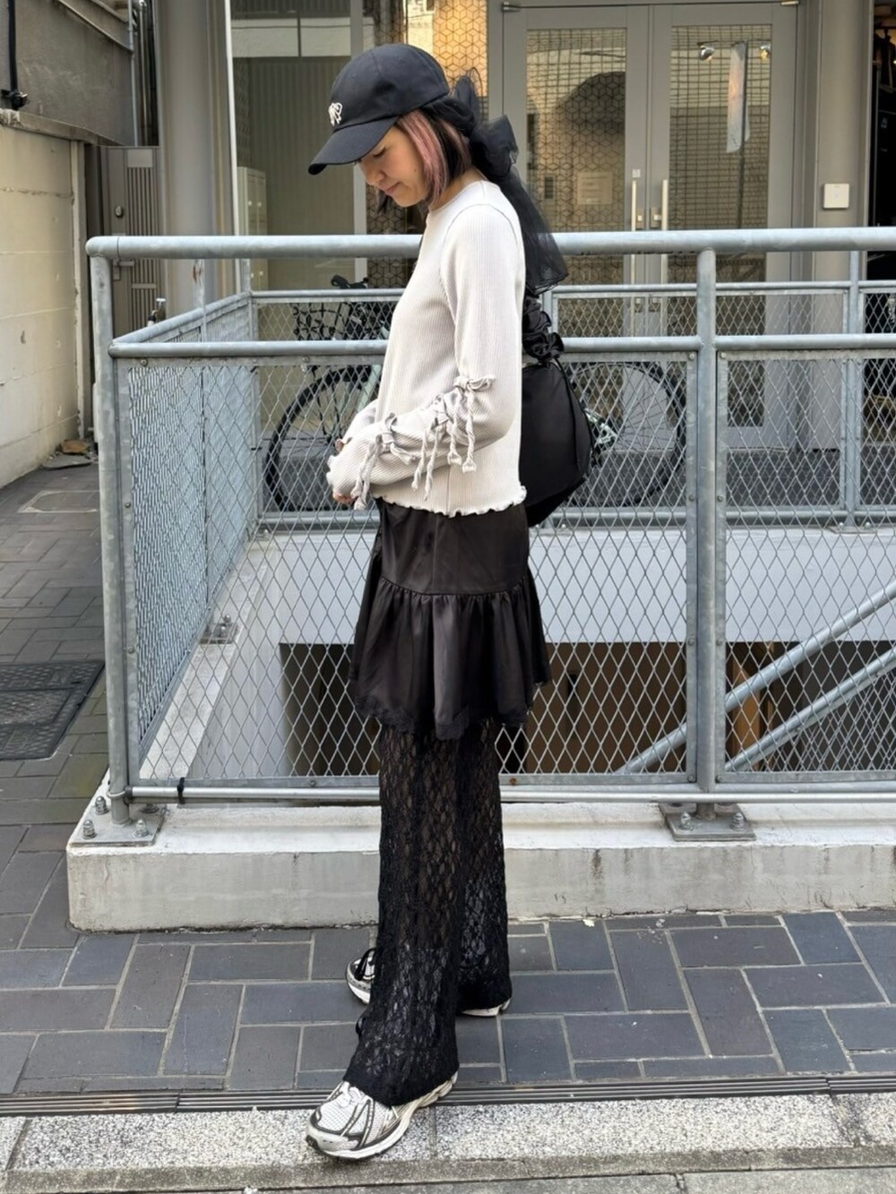 グレー系のTシャツ/カットソー、ブラック系のその他パンツ、ブラック系のショルダーバッグを着用したレディースの春コーディネートの4枚目の写真