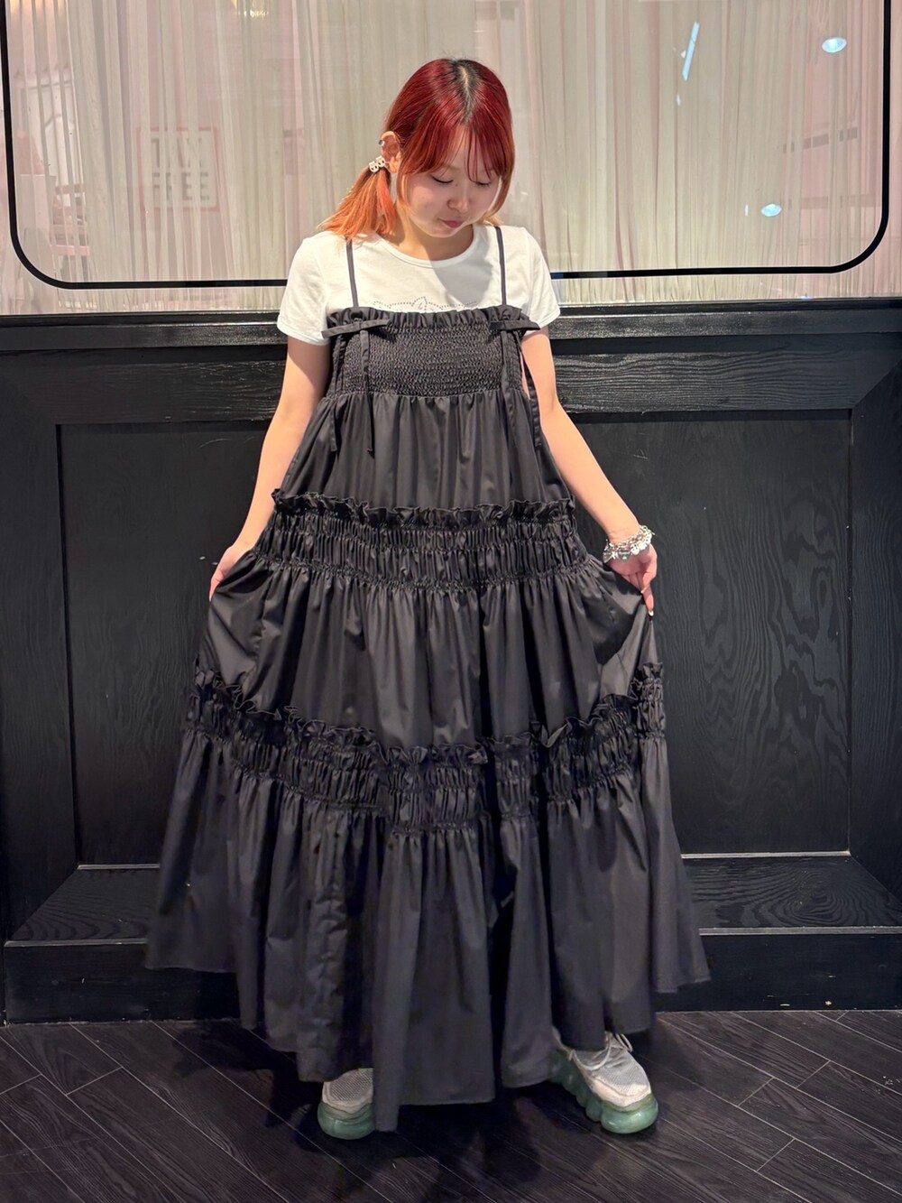 ホワイト系のTシャツ/カットソー、ブラック系のワンピースを着用したレディースの夏コーディネートの3枚目の写真