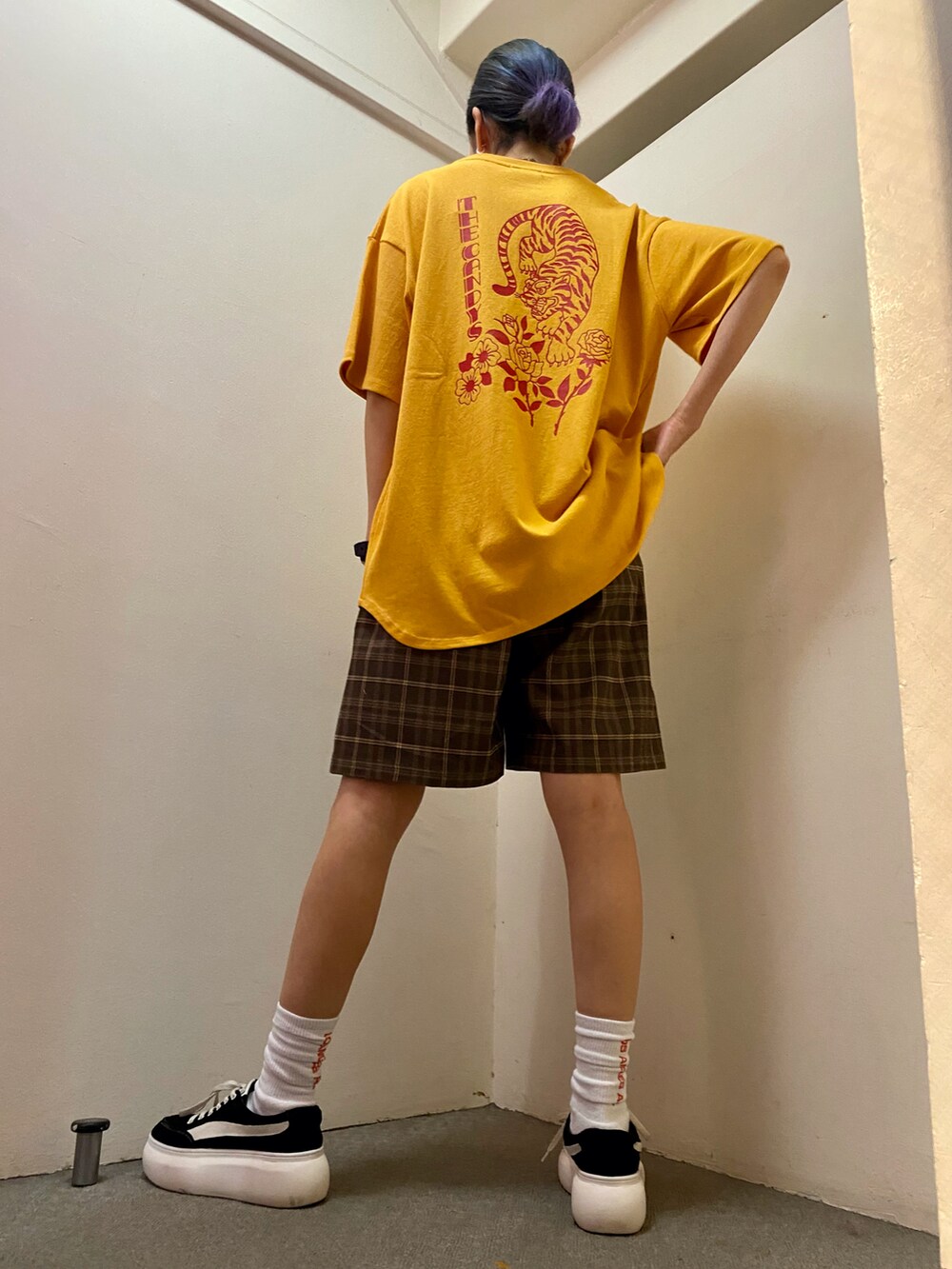 イエロー系のTシャツ/カットソー、ブラウン系のその他パンツを着用したレディースの夏コーディネートの3枚目の写真