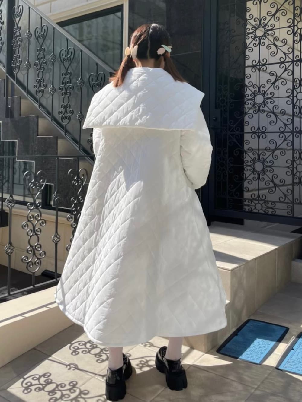 ブラック系のローファー、ホワイト系のその他アウター、ピンク系のバレッタ/ヘアクリップを着用したレディースの秋コーディネートの4枚目の写真