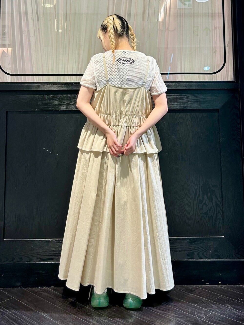 ホワイト系のTシャツ/カットソー、ホワイト系のワンピース、ベージュ系のワンピースを着用したレディースの夏コーディネートの5枚目の写真