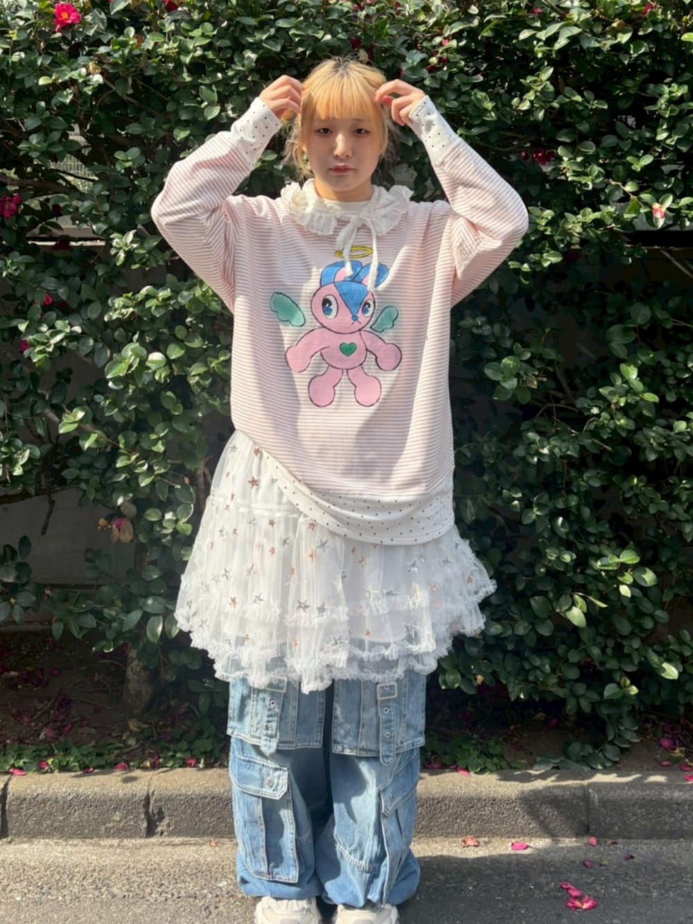 ブルー系のデニムパンツ、ホワイト系のスカート、ピンク系のTシャツ/カットソーを着用したレディースの冬コーディネートの3枚目の写真