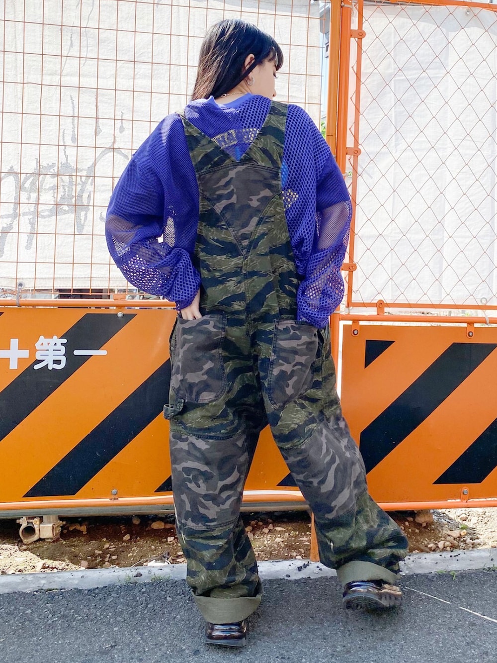 グリーン系のサロペット/オーバーオール、パープル系のTシャツ/カットソーを着用したレディースの夏コーディネートの4枚目の写真