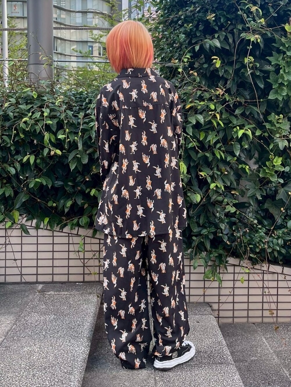 ブラック系のその他パンツ、ブラック系のシャツ/ブラウスを着用したレディースの秋コーディネートの4枚目の写真