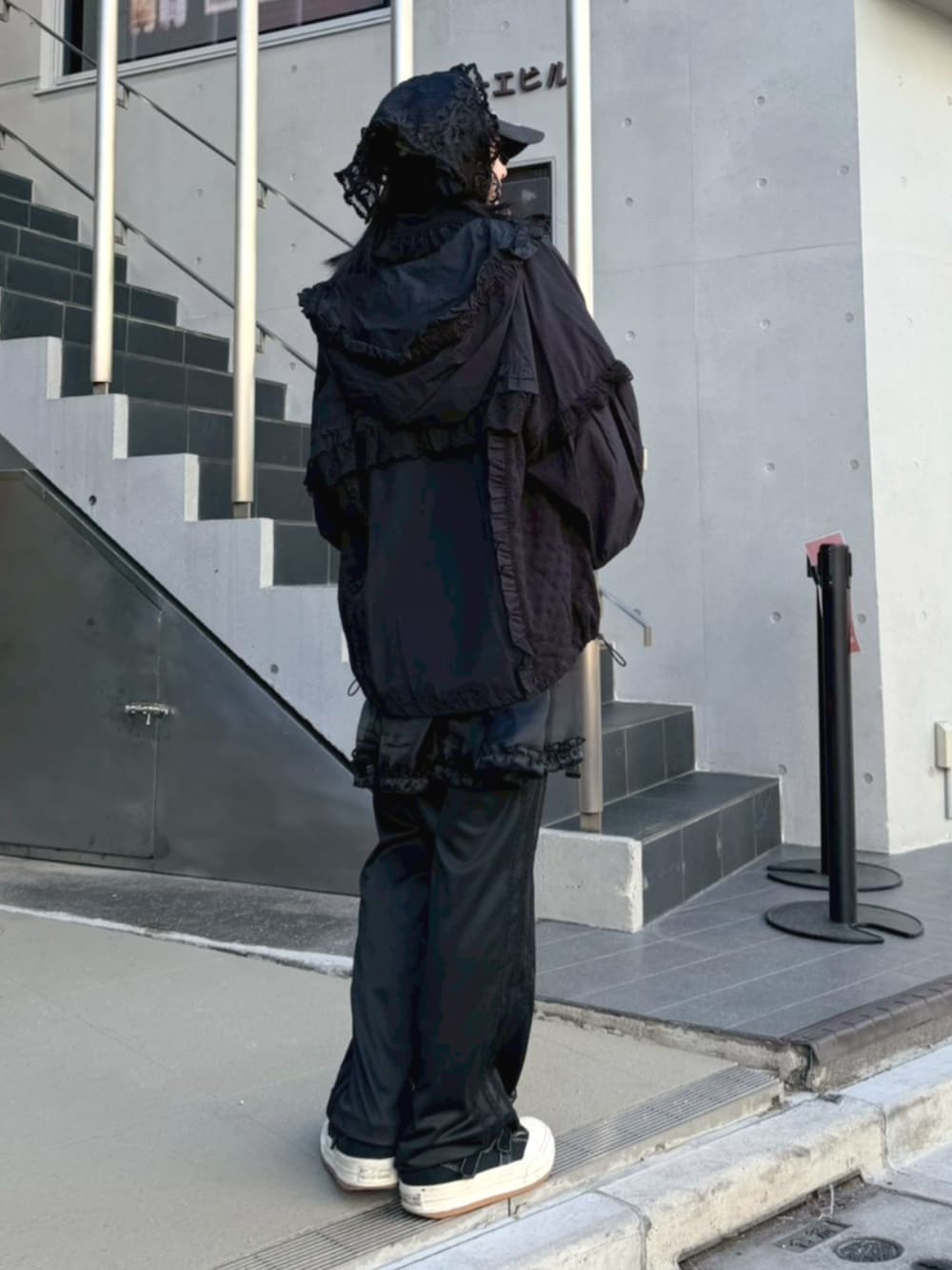 ブラック系のワンピース、ブラック系のブルゾン、ブラック系のその他パンツを着用したレディースの春コーディネートの3枚目の写真