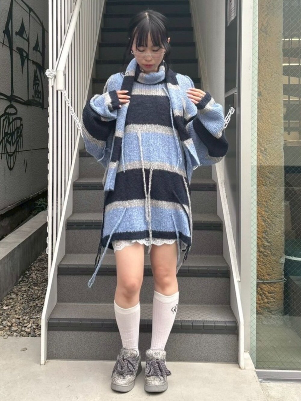 ブルー系のワンピース、グレー系のニット/セーターを着用したレディースの秋コーディネートの3枚目の写真