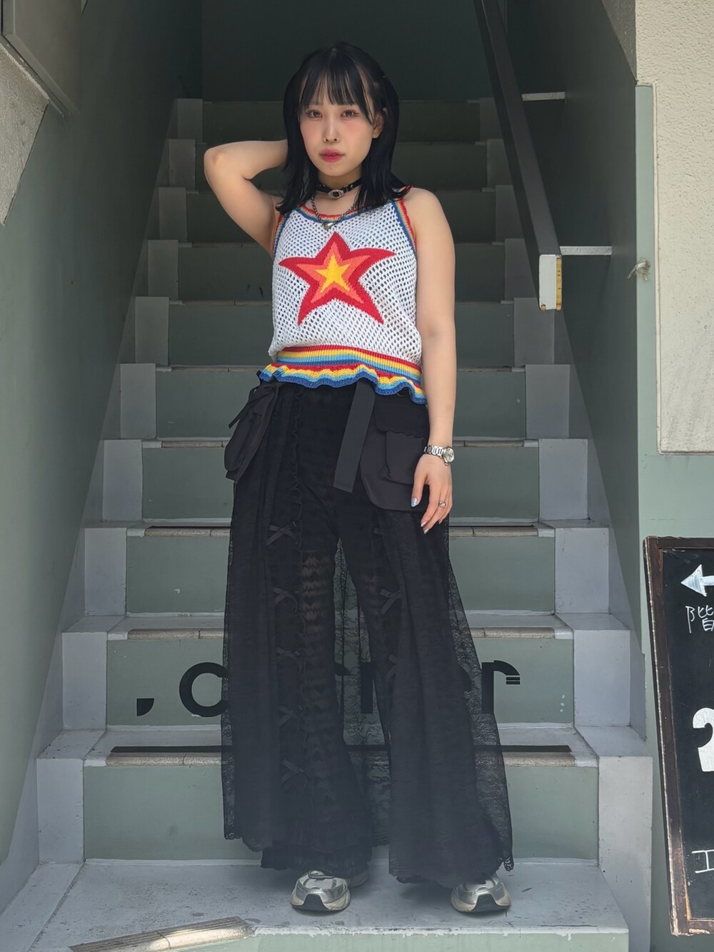 ブラック系のその他パンツ、ブラック系のスカート、ブルー系のキャミソールを着用したレディースの春コーディネートの2枚目の写真