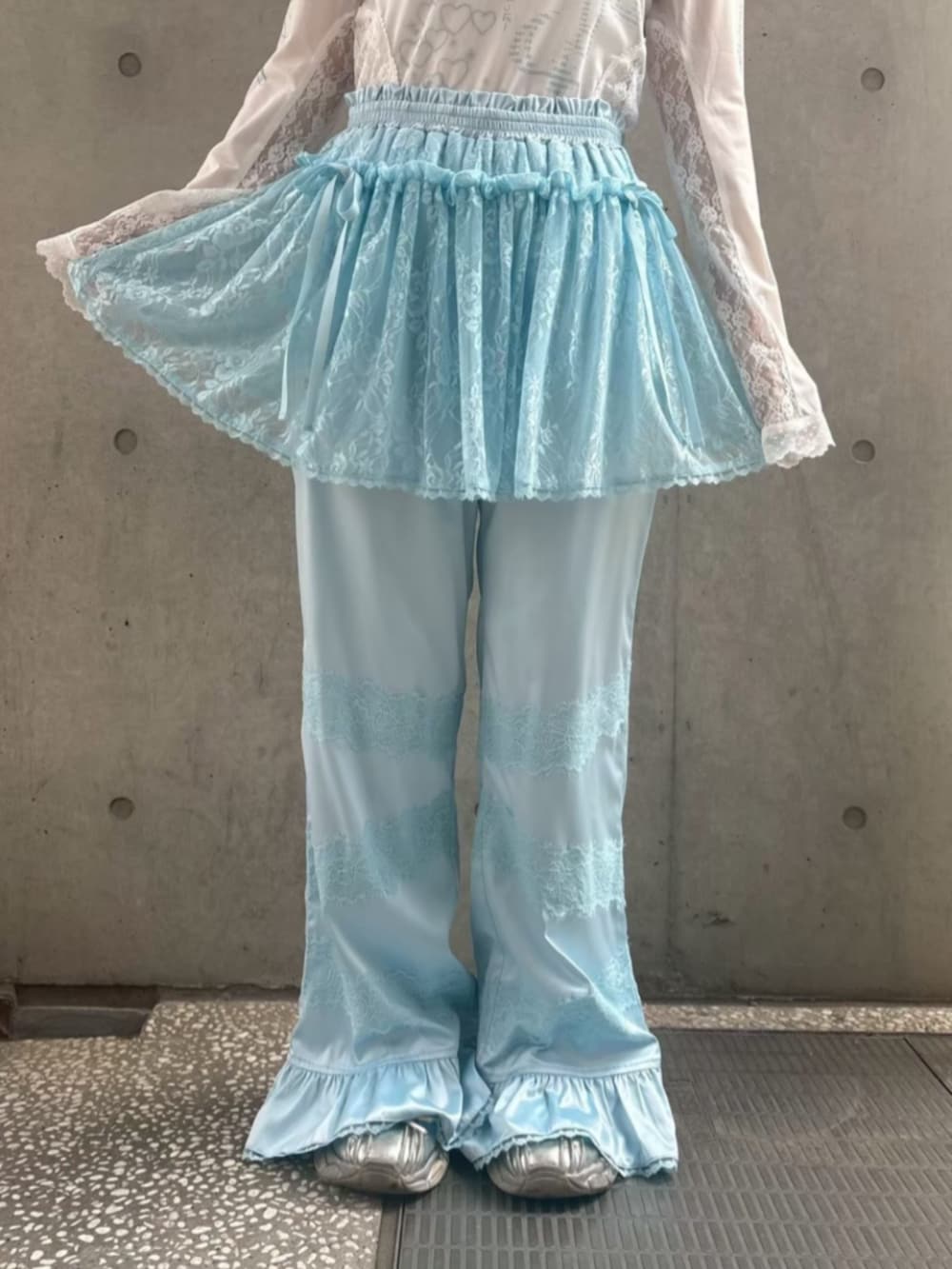 グレー系のその他パンツ、ホワイト系のTシャツ/カットソーを着用したレディースの夏コーディネートの4枚目の写真