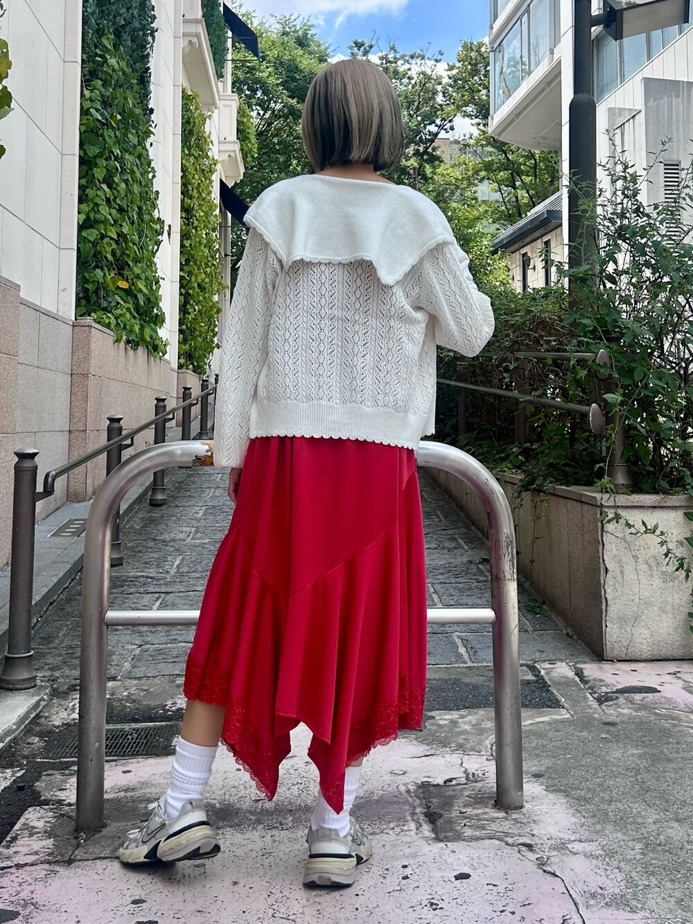 ホワイト系のカーディガン/ボレロ、レッド系のワンピース、ホワイト系のボディバッグ/ウエストポーチを着用したレディースの夏コーディネートの4枚目の写真