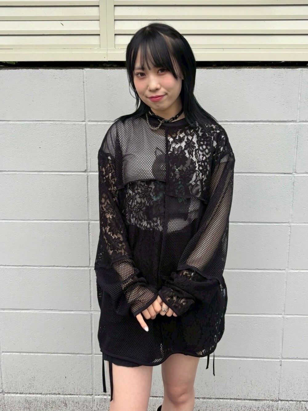 ブラック系のTシャツ/カットソー、ホワイト系のTシャツ/カットソー、ブラック系のその他パンツを着用したレディースの春コーディネートの6枚目の写真