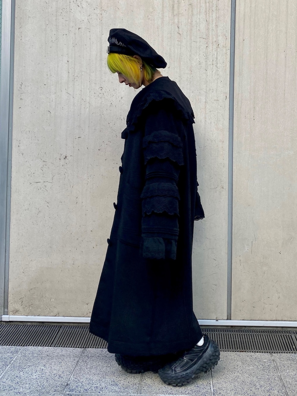 ブラック系のその他アウター、ブラック系のTシャツ/カットソー、ブラック系のジャンパースカートを着用したレディースの冬コーディネートの2枚目の写真