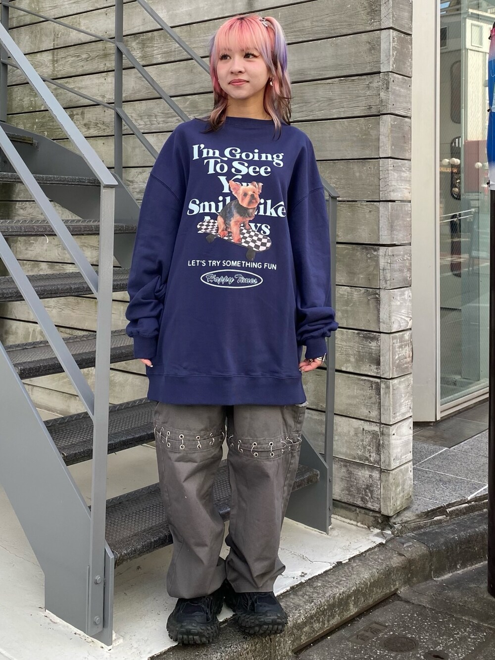 グレー系のその他パンツ、ブルー系のスウェットを着用したレディースの冬コーディネートの2枚目の写真