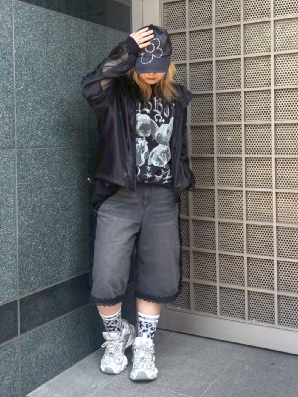 ブラック系のデニムパンツ、ブラック系のブルゾン、ブラック系のTシャツ/カットソーを着用したレディースの春コーディネートの2枚目の写真