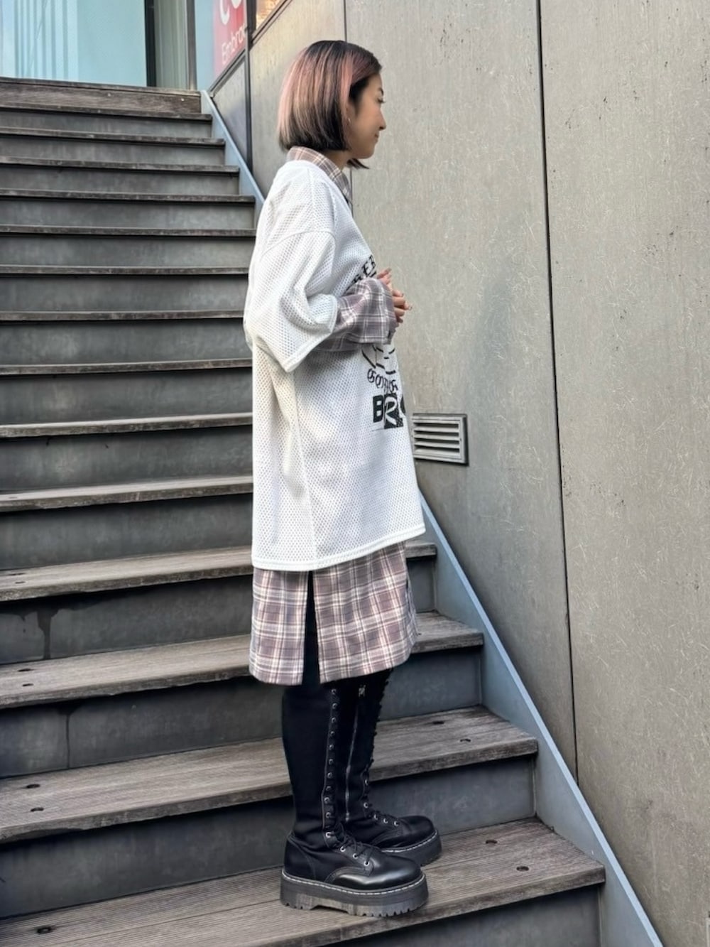 ホワイト系のTシャツ/カットソー、グレー系のシャツワンピースを着用したレディースの冬コーディネートの3枚目の写真