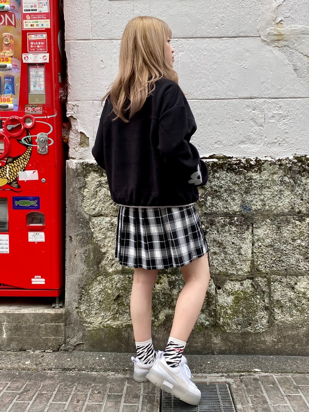 ブラック系のその他トップス、ブラック系のスカートを着用したレディースの冬コーディネートの3枚目の写真