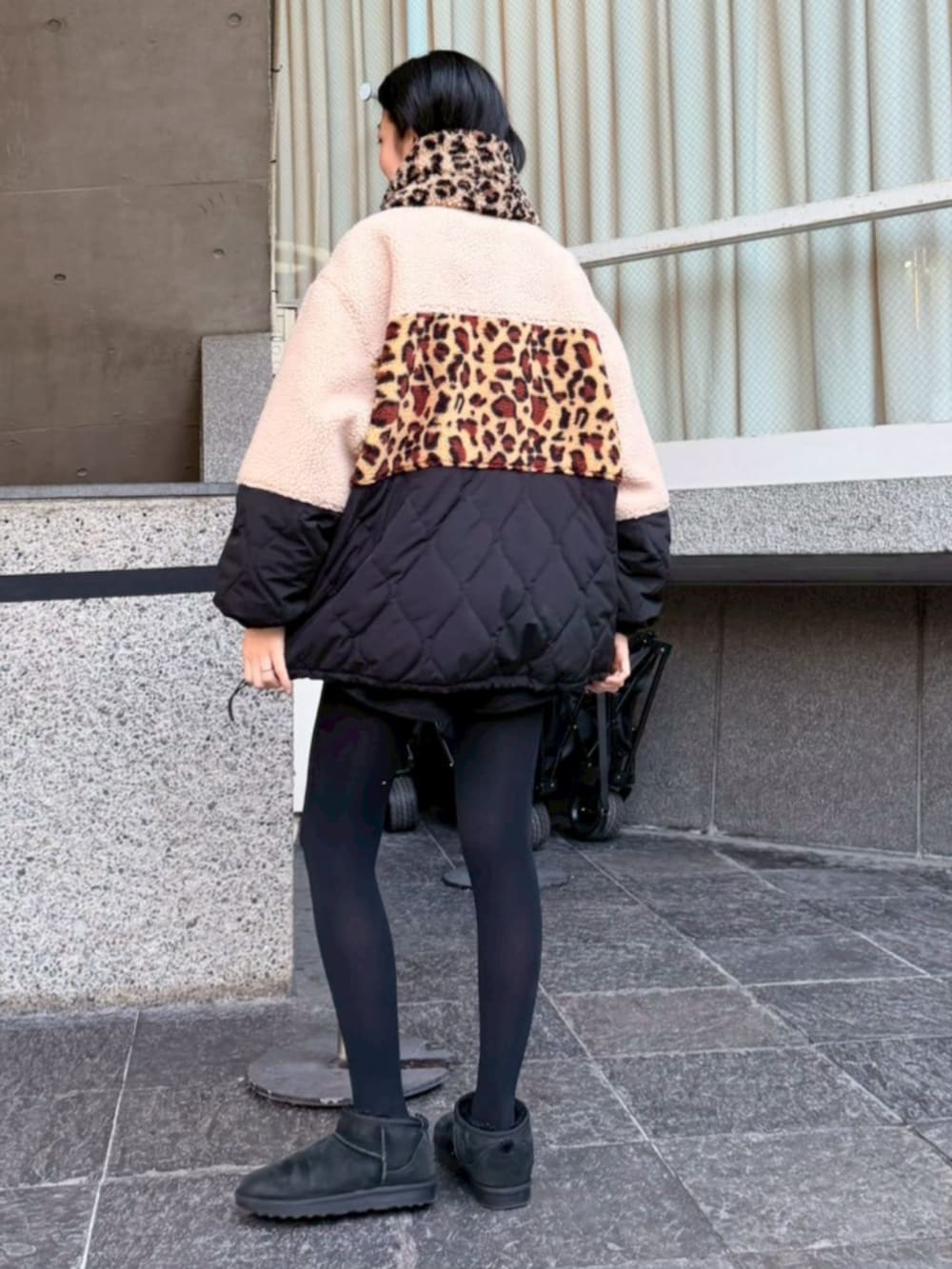 ベージュ系のブルゾン、ベージュ系のマフラーを着用したレディースの冬コーディネートの3枚目の写真