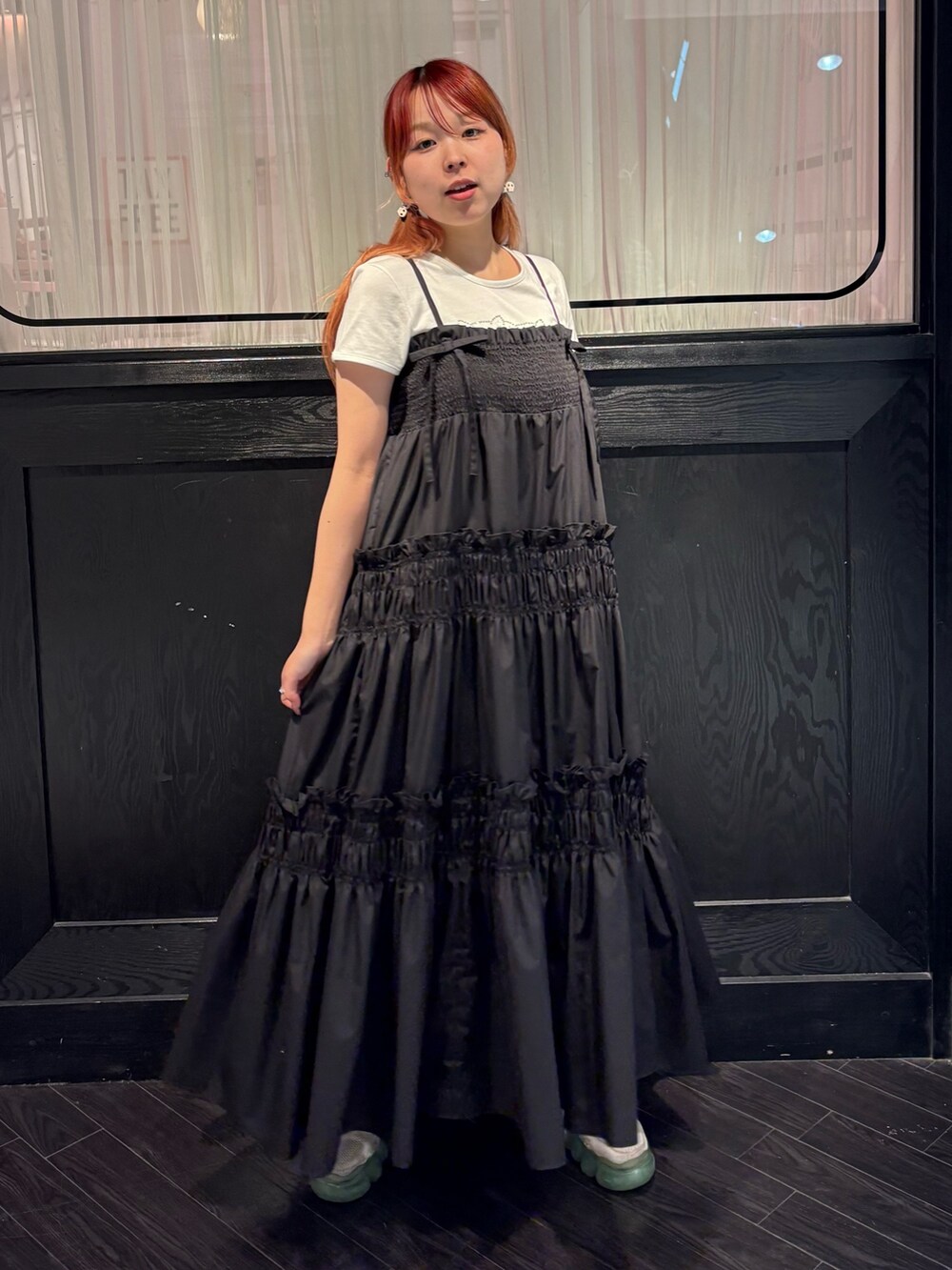 ホワイト系のTシャツ/カットソー、ブラック系のワンピースを着用したレディースの夏コーディネートの4枚目の写真