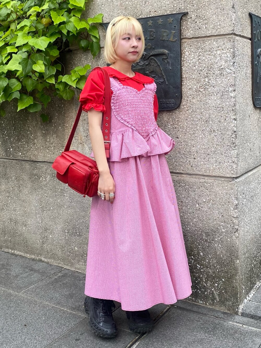 レッド系のワンピース、レッド系のTシャツ/カットソー、レッド系のショルダーバッグを着用したレディースの夏コーディネートの3枚目の写真