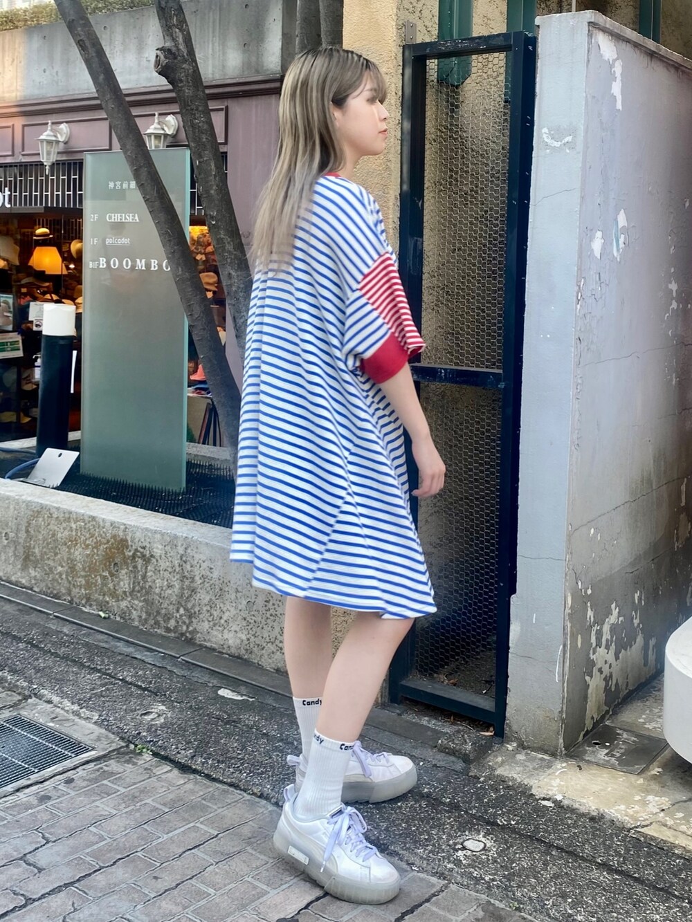 ホワイト系のワンピースを着用したレディースの夏コーディネートの2枚目の写真