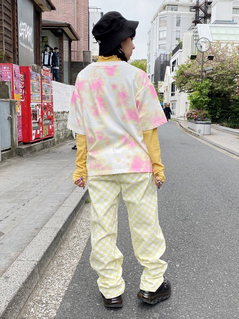 グリーン系のその他パンツ、イエロー系のTシャツ/カットソーを着用したレディースの春コーディネートの2枚目の写真