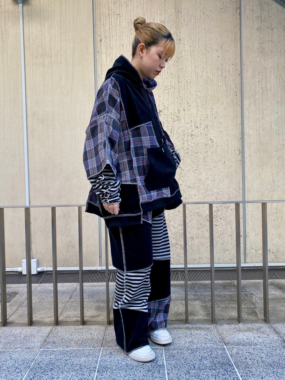 ブラック系のその他パンツ、ブラック系のパーカーを着用したレディースの秋コーディネートの3枚目の写真