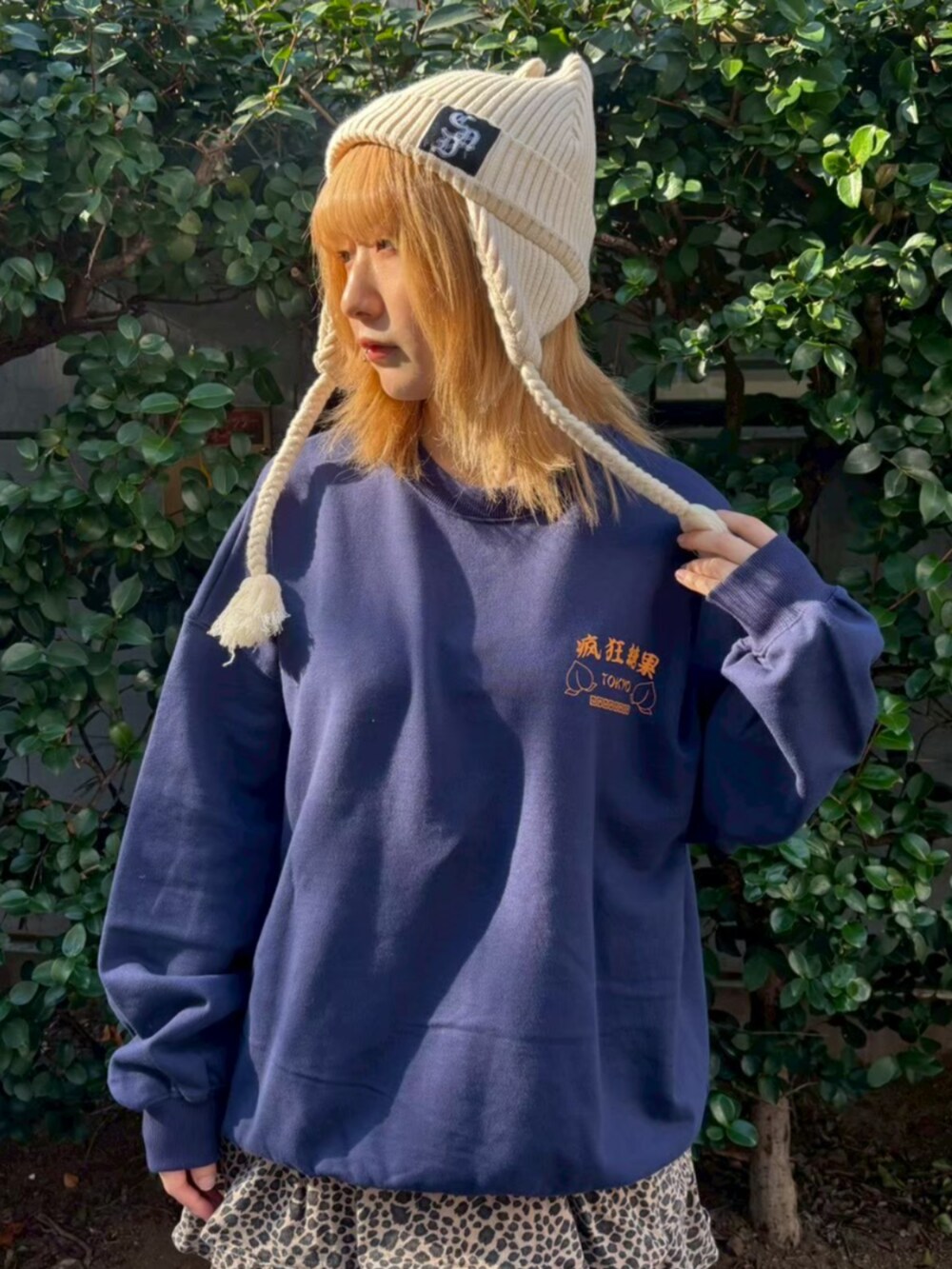 ベージュ系のその他パンツ、ブルー系のスウェット、ホワイト系のニットキャップ/ビーニーを着用したレディースの冬コーディネートの4枚目の写真