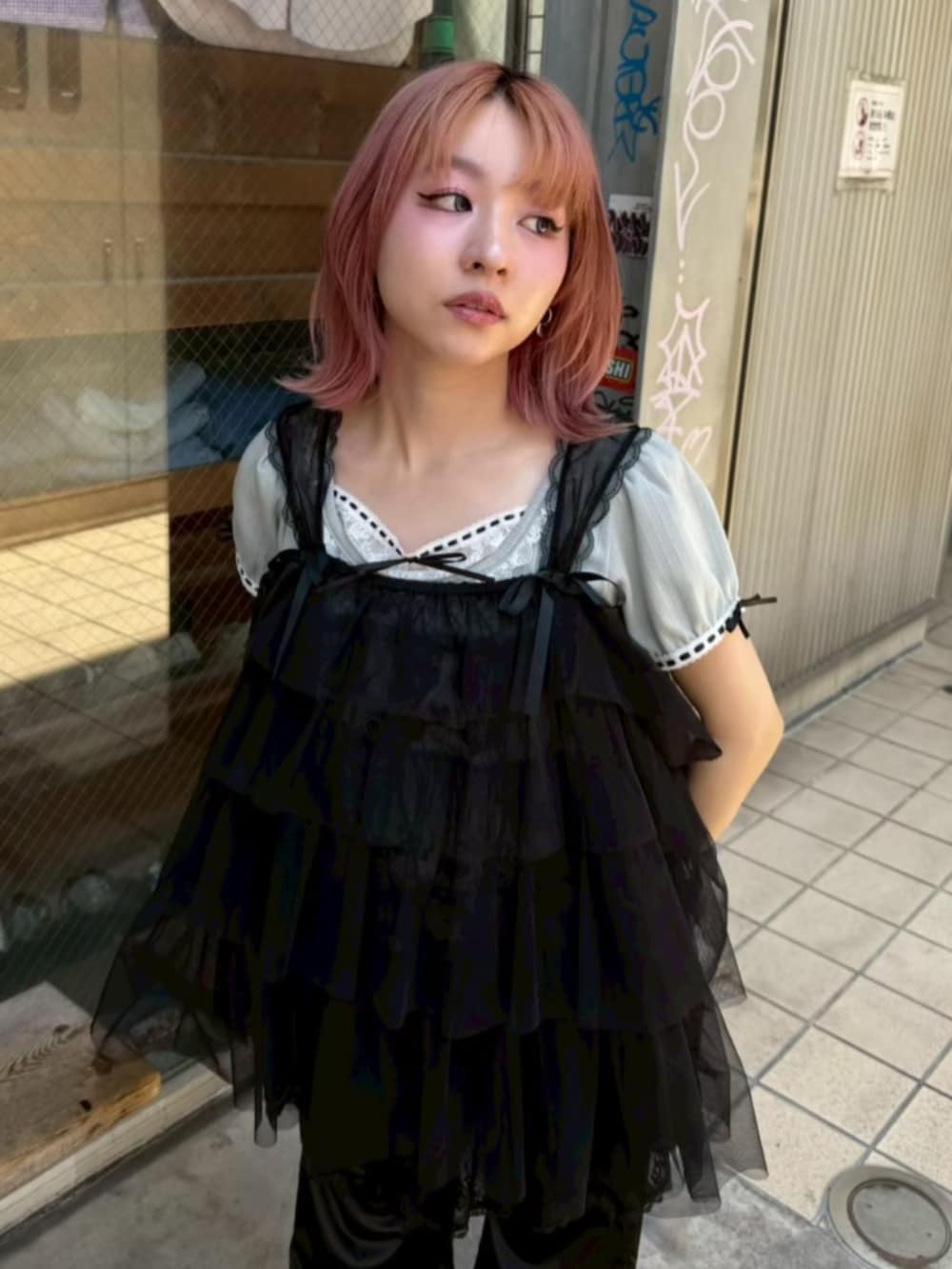 ブラック系のその他パンツ、グレー系のTシャツ/カットソー、ブラック系のその他トップスを着用したレディースの夏コーディネートの4枚目の写真